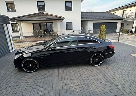 Mercedes-Benz E 250 Coupé CGI BlueEFFICIENCY AVANTG....