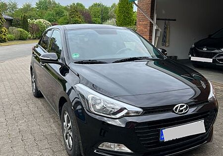 Hyundai i20 schwarz 1.2 62kW Passion