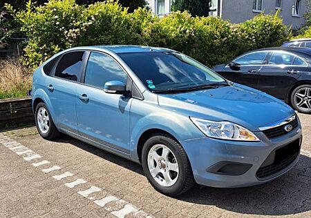 Ford Focus 1.6 Benziner Ambiente zu verkaufen..!