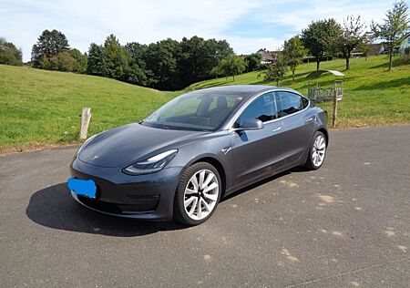 Tesla Model 3 Allradantrieb mit Dualmotor Long Ran...