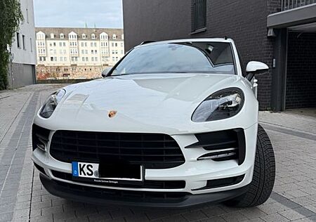 Porsche Macan - -