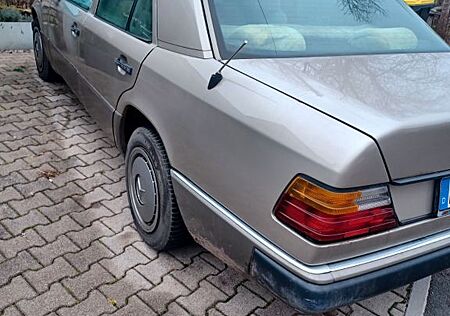 Mercedes-Benz 300 w 124