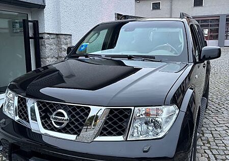 Nissan Pathfinder - wenig km, sehr guter Zustand