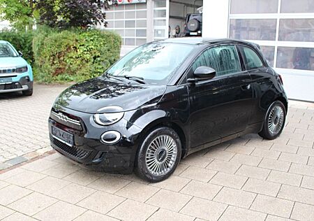 Fiat 500E Action