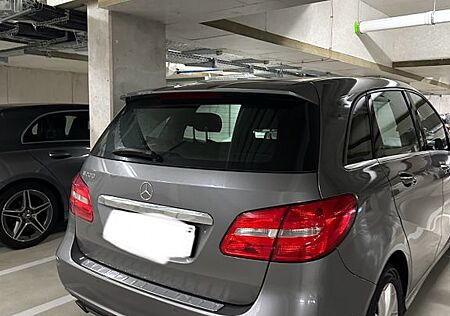 Mercedes-Benz B 200 -