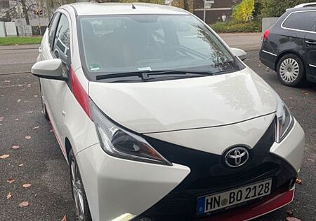 Toyota Aygo (X) Aygo (X) 1,0-l-VVT-i x-clusiv x-shift x-clusiv