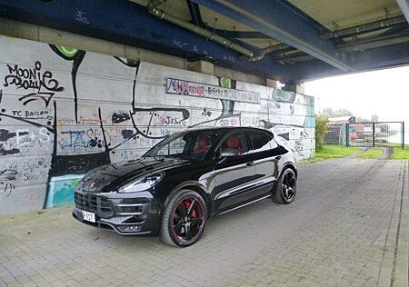 Porsche Macan Turbo mit Performance Paket Turbo mit .