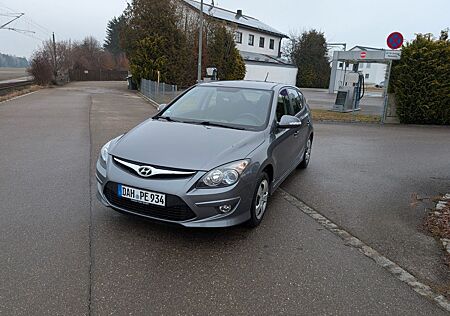 Hyundai i30 CW 1.4 CRDi Trend + Klima + TÜV NEU
