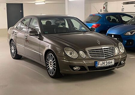 Mercedes-Benz E 230 mit VOLLAUSSTATTUNG & LEDER