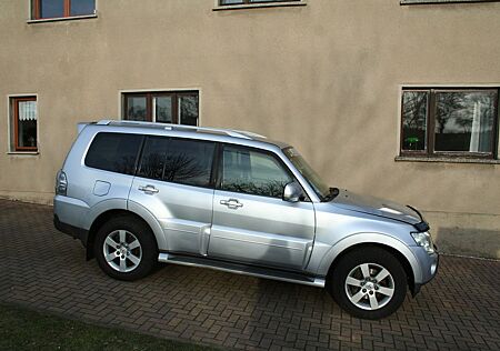 Mitsubishi Pajero 3,2 DI-D Intense Automatik Intense