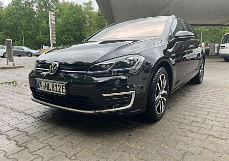 VW Golf Volkswagen e ACC, Leder,