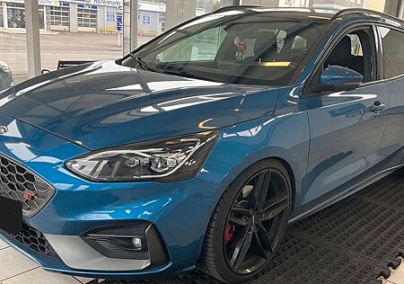 Ford Focus Turnier ST LED Kamera Navi Recaro Pano 20`