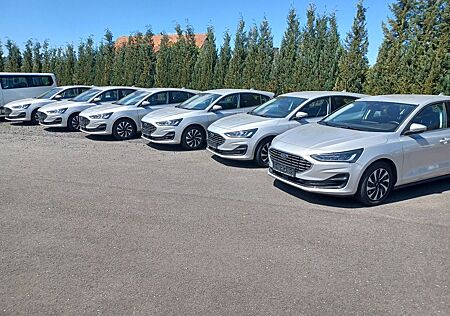 Ford Focus ** Titanium / DAB ** mehrere verfügbar !