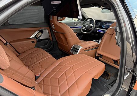 BMW 740d xDrive*Lounge Seating*TV*Pano Sky Lounge°
