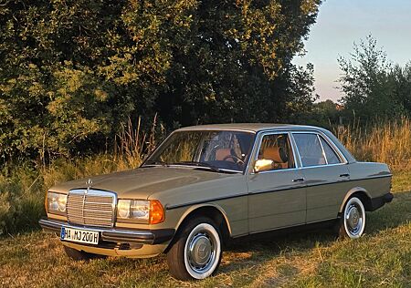 Mercedes-Benz 200 W123 Automatik H-kennzeichen