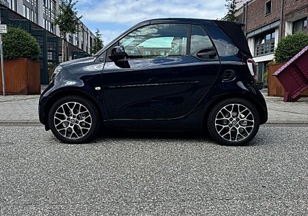 Smart ForTwo cabrio 60kW EQ in sapphire blue metallic