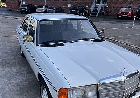 Mercedes-Benz 200 W123 E200 Oldtimer