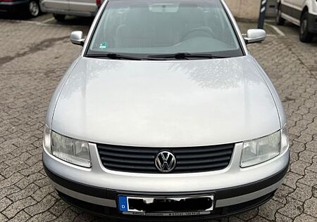 VW Passat gebraucht kaufen VW Passat Volkswagen 1.6 B5 Typ 3B Silber Limousine
