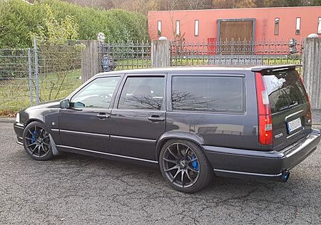 Volvo V70 R