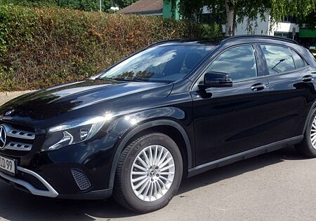 Mercedes-Benz GLA 200 -