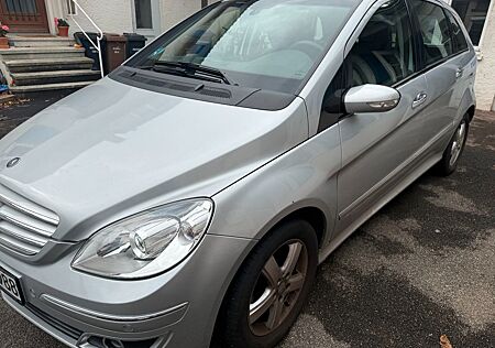 Mercedes-Benz B 200 -