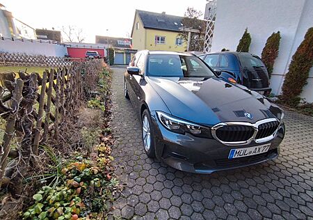 BMW 330e Touring Advantage Automatic Advantage