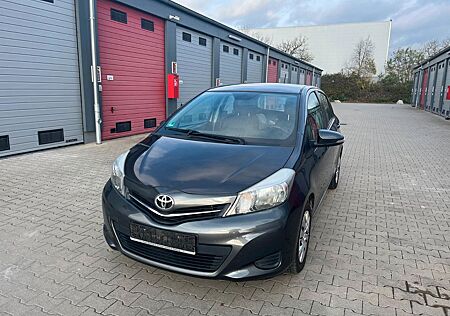 Toyota Yaris Life 1 Hand Scheckheft