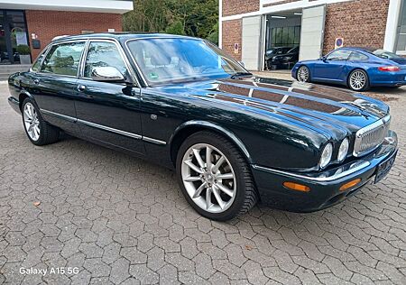 Jaguar XJ8 4.0 Vanden Plas racing green Leder creme