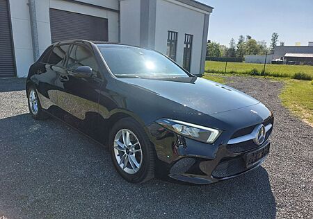 Mercedes-Benz A 160 /Assistent/Navi/SHZ/1.HD/PDC/sehr wenig KM