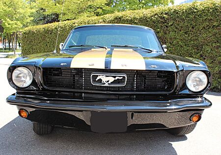 Ford Mustang V8, 1966, schwarz, Herz Clone