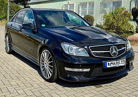 Mercedes-Benz C 63 AMG 6.2 V8 AMG Performance Paket