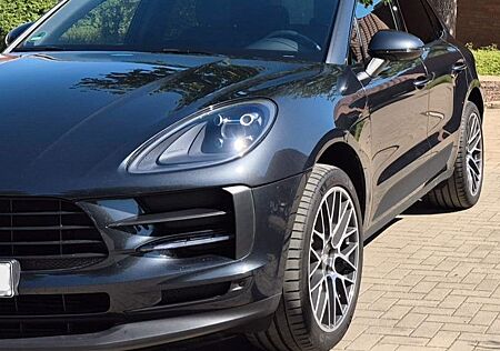 Porsche Macan Vulkangrau Met. PDK Kamera 21"