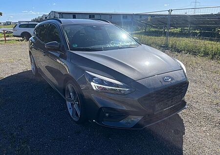 Ford Focus Turnier ST-Line 8 fach bereift TÜV NEU