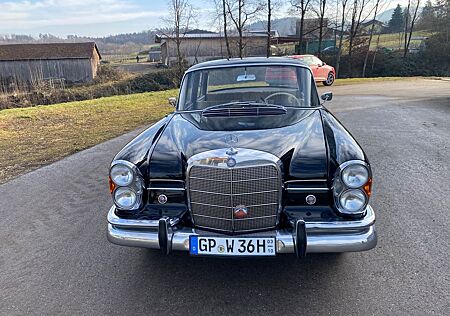 Mercedes-Benz 220