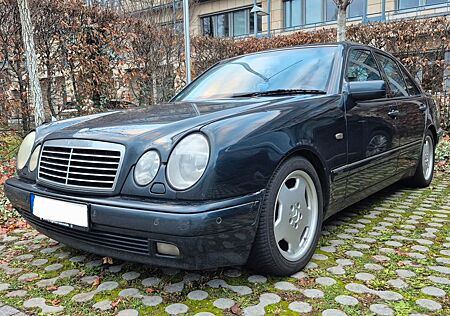 Mercedes-Benz E 230 AVANTGARDE