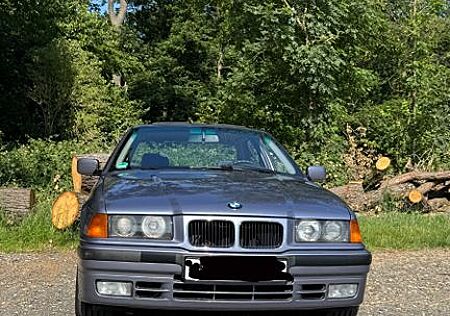 BMW 320i e36 von 1993 mit gepflegtem Checkheft