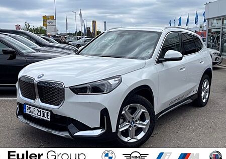 BMW iX1 eDrive20 AHK-klappbar AHK Navi Digitales Coc