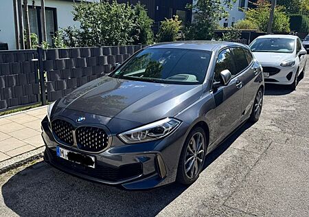 BMW M135i xDrive|Scheckheft|Live Co P|HUD|H&K|Kam|19