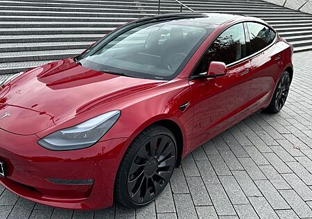 Tesla Model 3 Allradantrieb mit Dualmotor Performa...