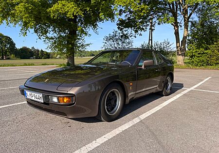 Porsche 944