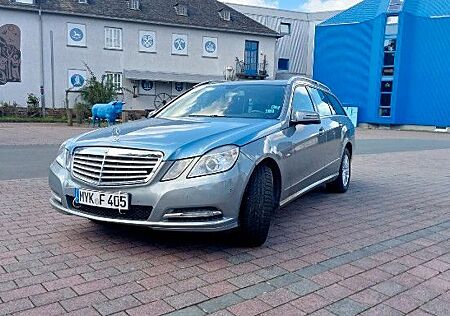 Mercedes-Benz E 220 CDI T BlueEFFICIENCY -