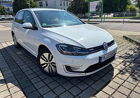 VW Golf Volkswagen e- 300 PDC MFL LED Navi Akku-Zertifikat