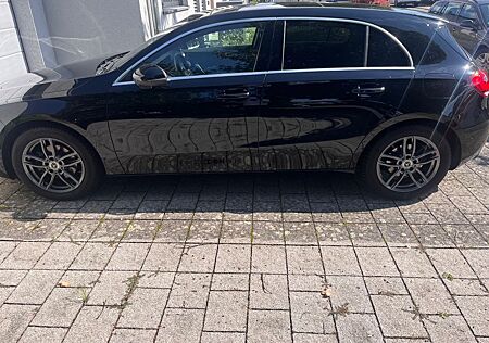 Mercedes-Benz A 180 -R-Kamera-Pano-LED-Sportsitze-Ambibeleucht
