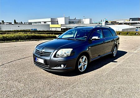 Toyota Avensis Combi 2,2-l-D-CAT TÜV 04.26. 2-Hand