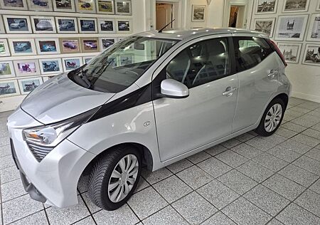 Toyota Aygo (X) Aygo (X) 1,0-l-VVT-i x x