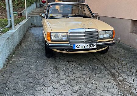 Mercedes-Benz 200 W123 / Familienbesitz