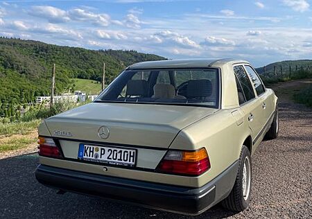 Mercedes-Benz E 230