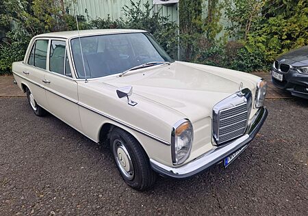 Mercedes-Benz 220 W115 /8 Originalzustand Top Garagenfahrzeug