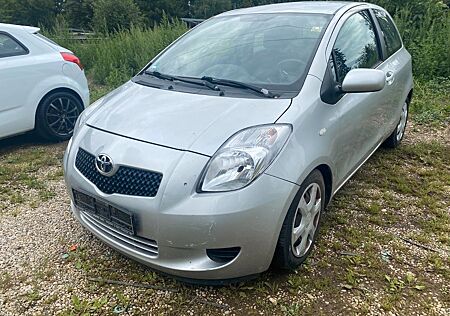 Toyota Yaris 1,3 Bensin, Klima, 8 x bereift