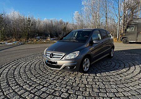 Mercedes-Benz B 200 -